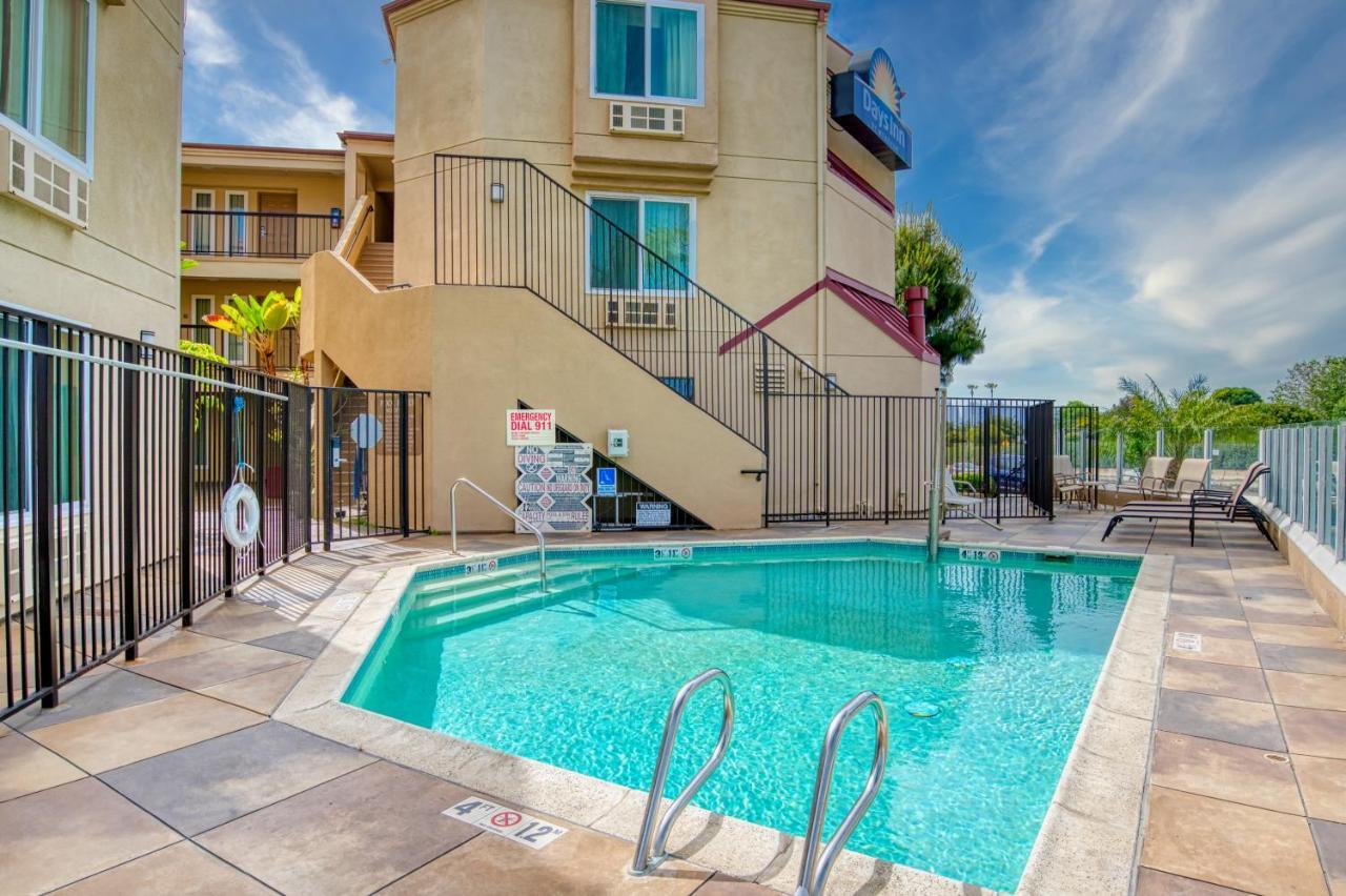 Days Inn By Wyndham Carlsbad Esterno foto