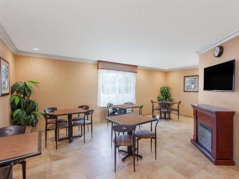 Days Inn By Wyndham Carlsbad Esterno foto