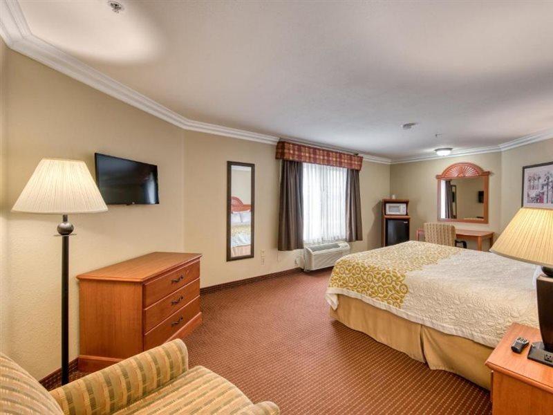 Days Inn By Wyndham Carlsbad Esterno foto