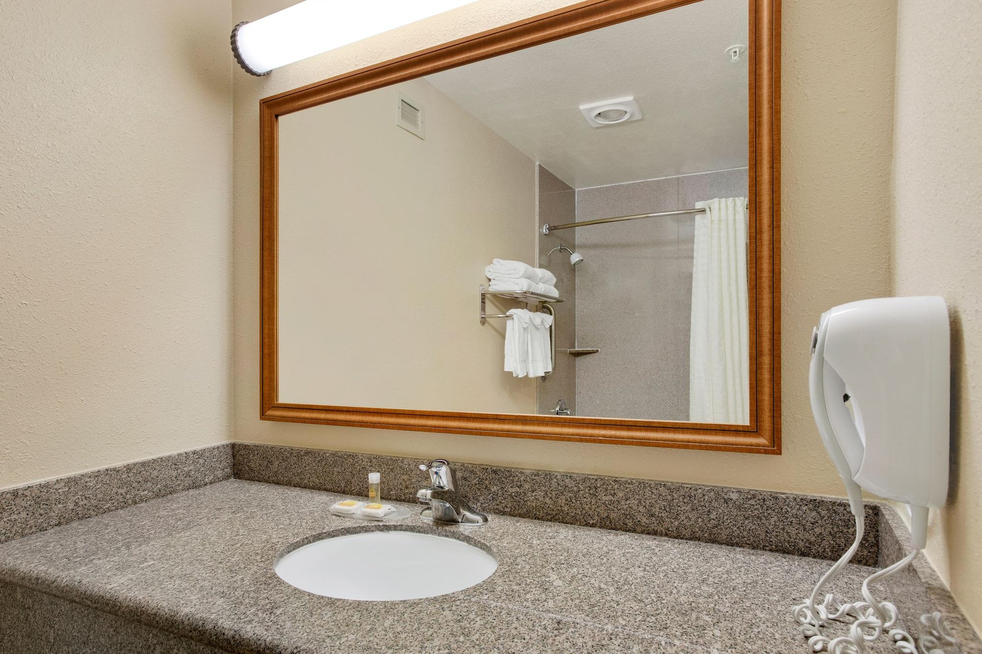 Days Inn By Wyndham Carlsbad Esterno foto