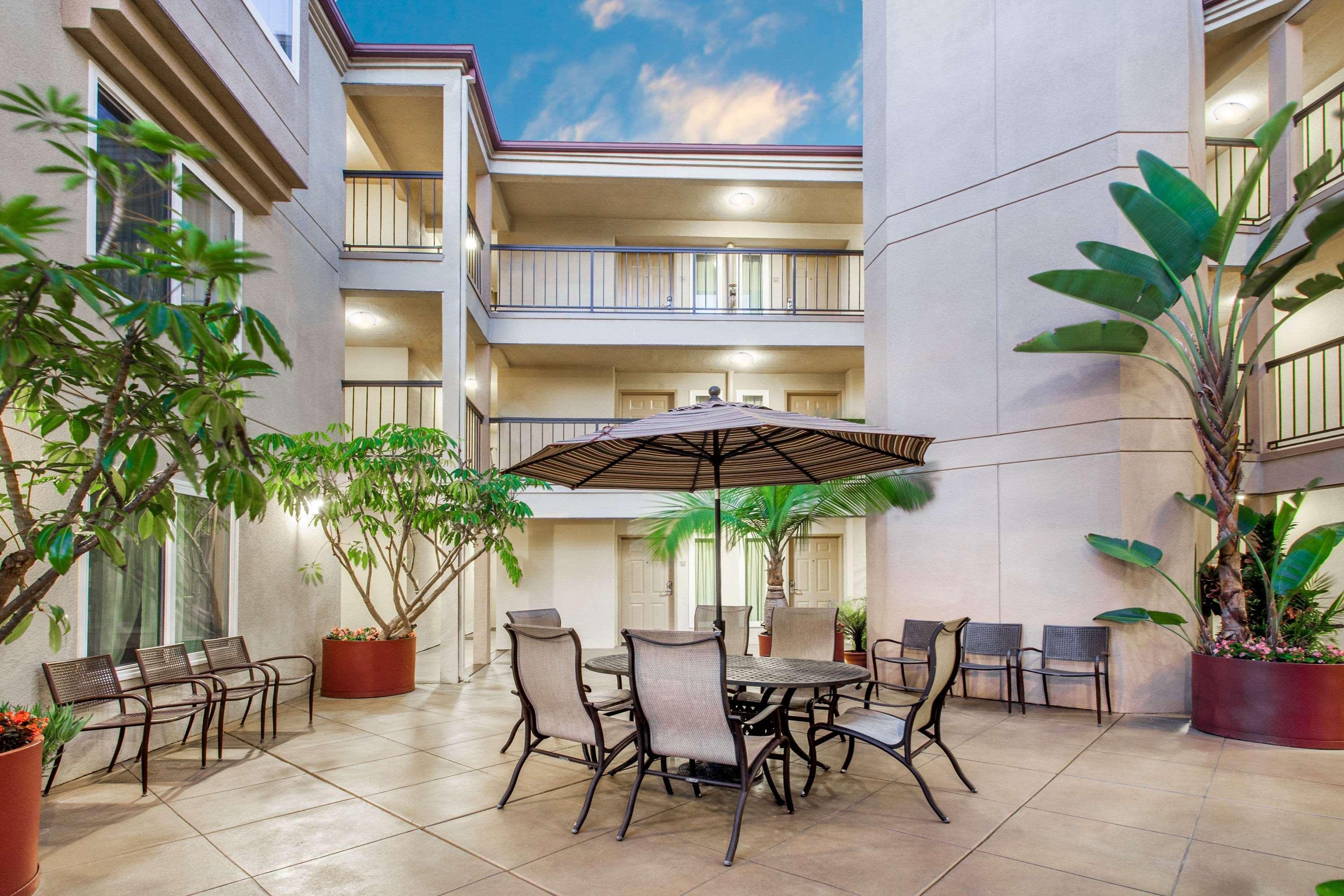 Days Inn By Wyndham Carlsbad Esterno foto