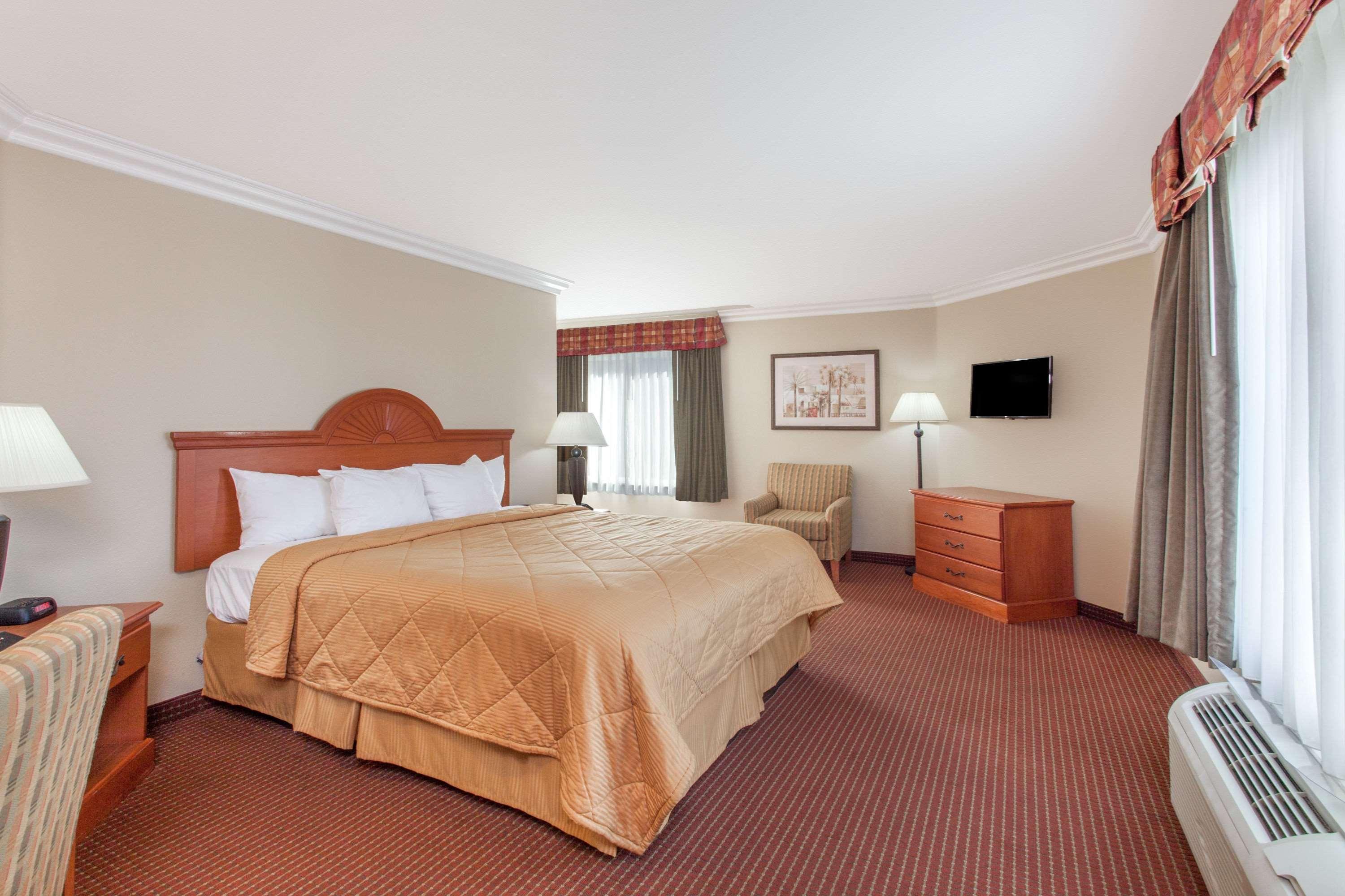 Days Inn By Wyndham Carlsbad Esterno foto