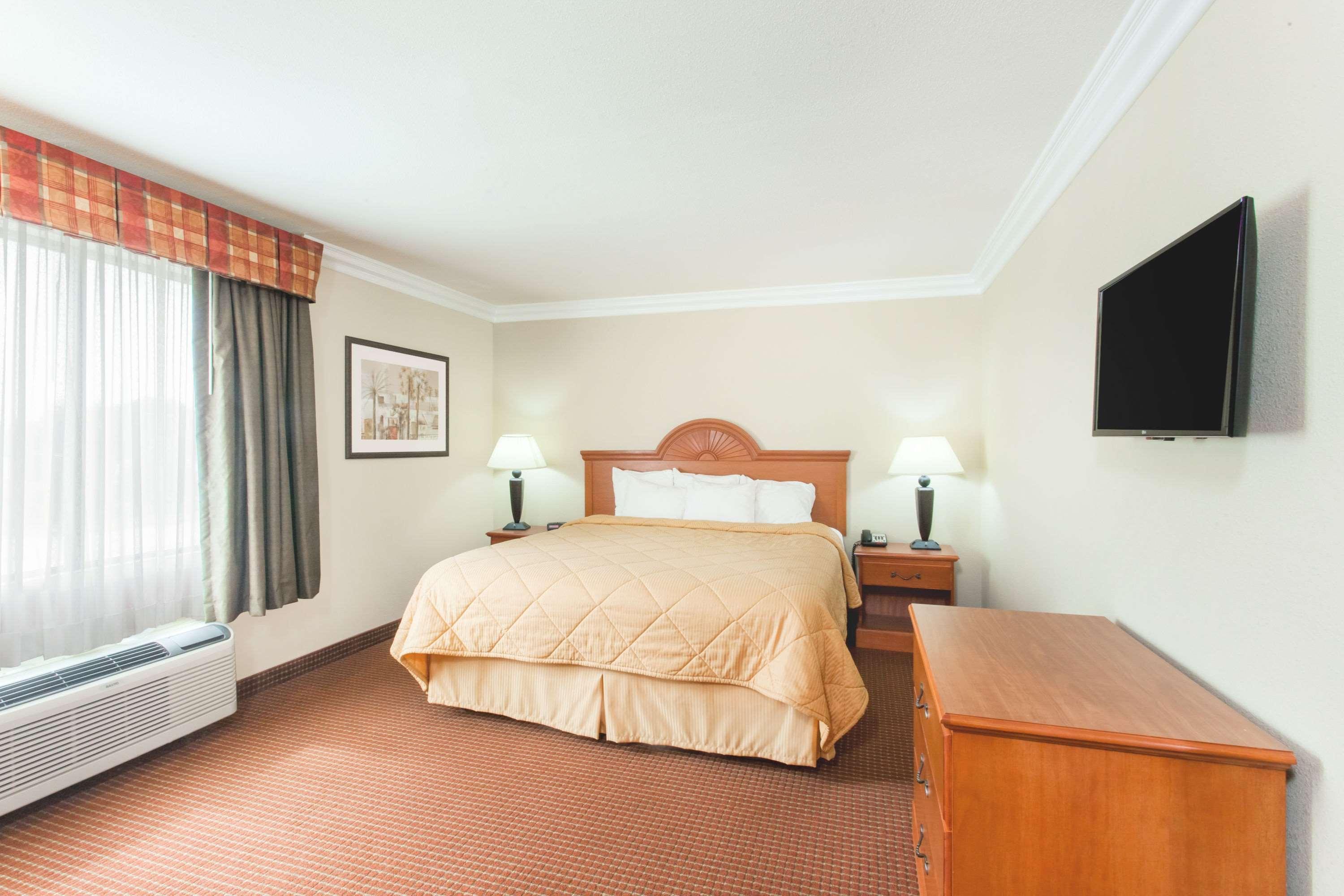 Days Inn By Wyndham Carlsbad Esterno foto