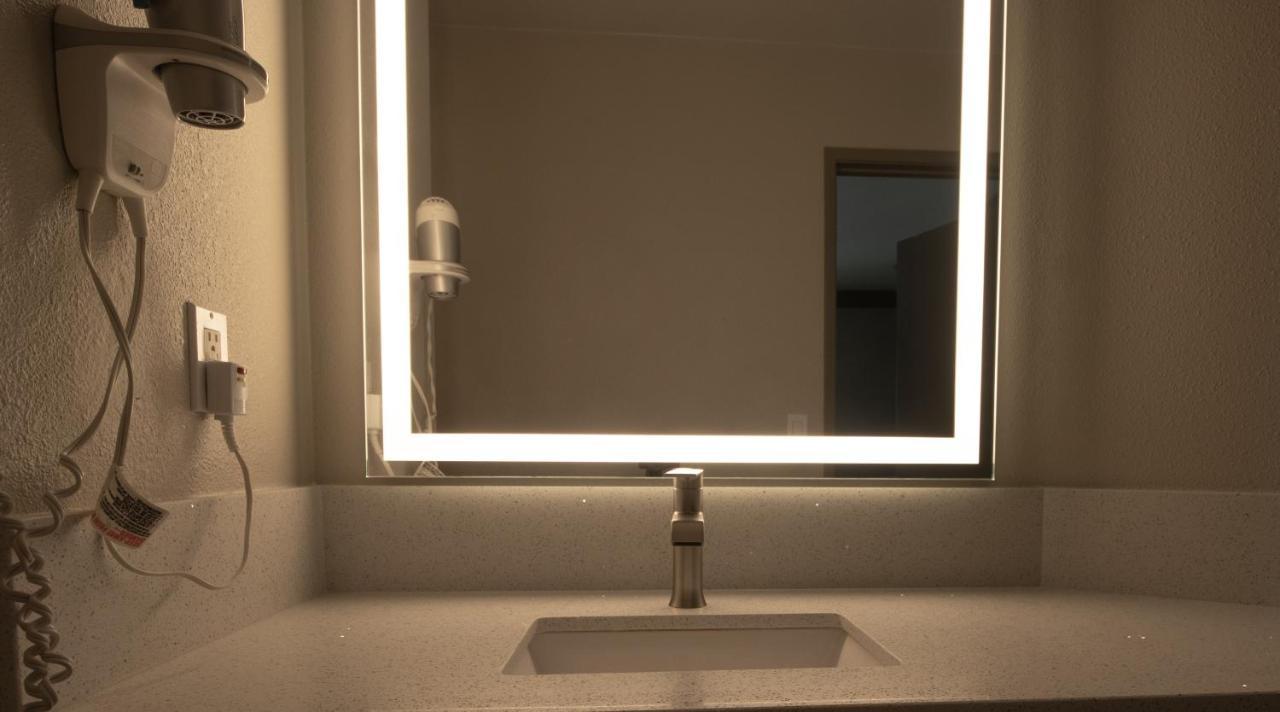 Days Inn By Wyndham Carlsbad Esterno foto