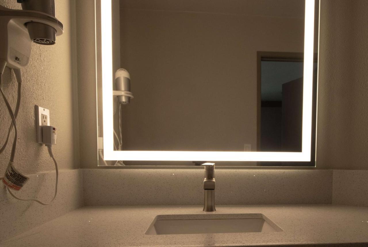 Days Inn By Wyndham Carlsbad Esterno foto