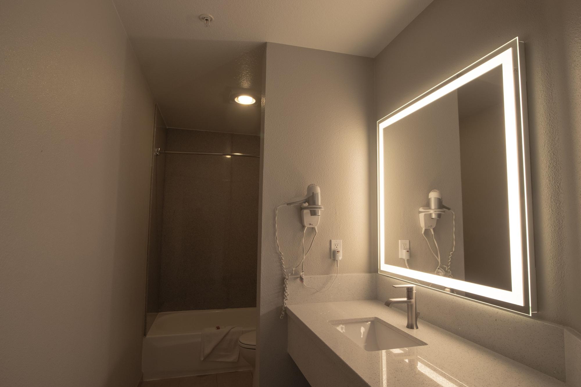 Days Inn By Wyndham Carlsbad Esterno foto