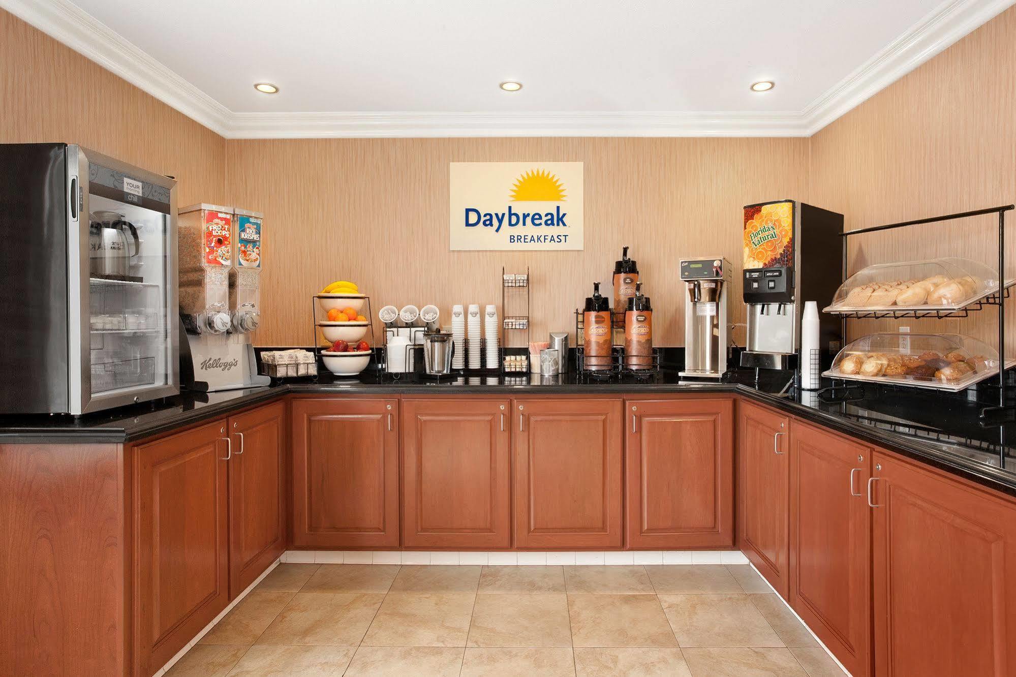 Days Inn By Wyndham Carlsbad Esterno foto