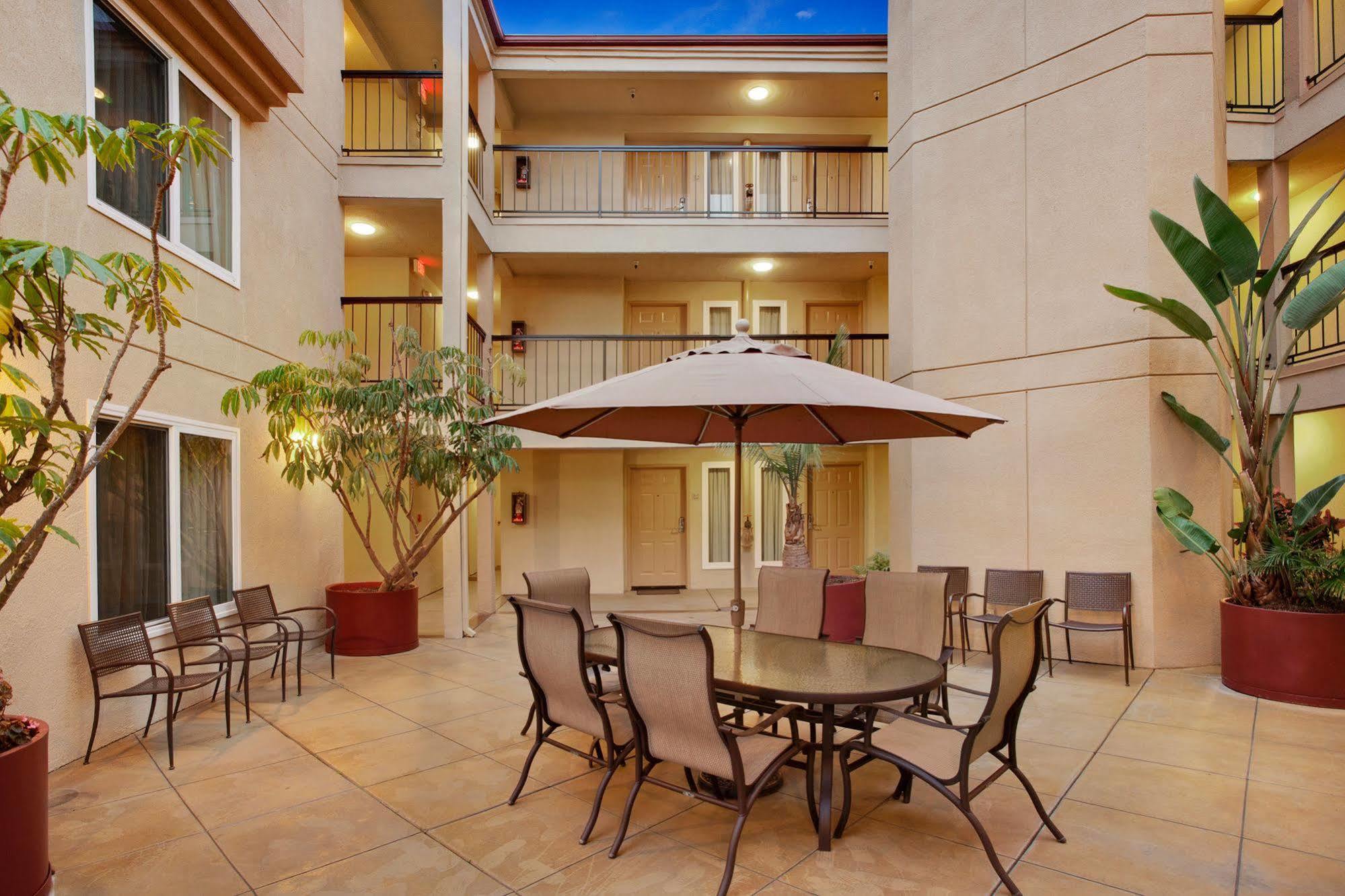 Days Inn By Wyndham Carlsbad Esterno foto